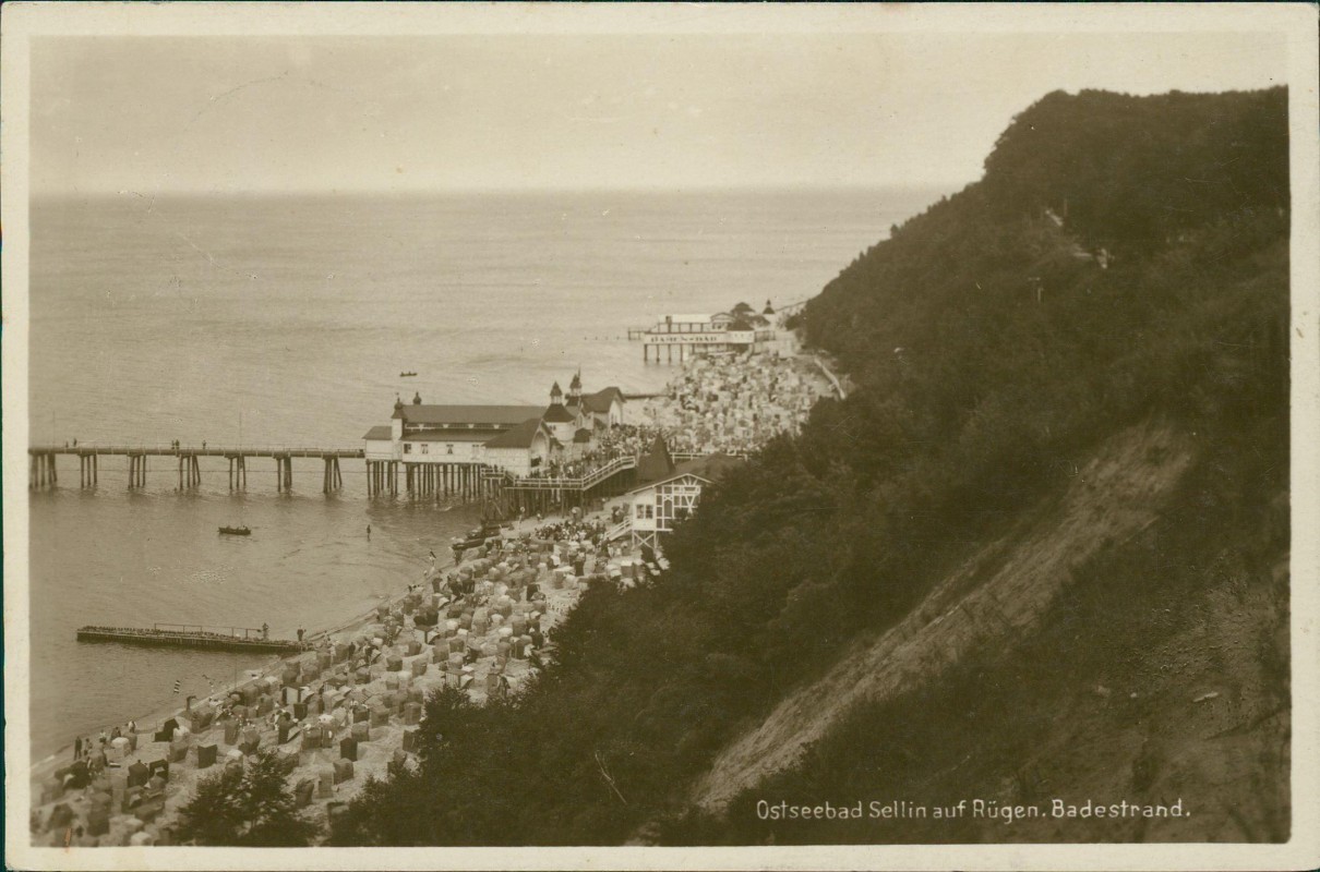 vergrößern: Bildseite historische Ansichtskarte von 1928: Blick von der Steilküste auf den Strand:: Sellin