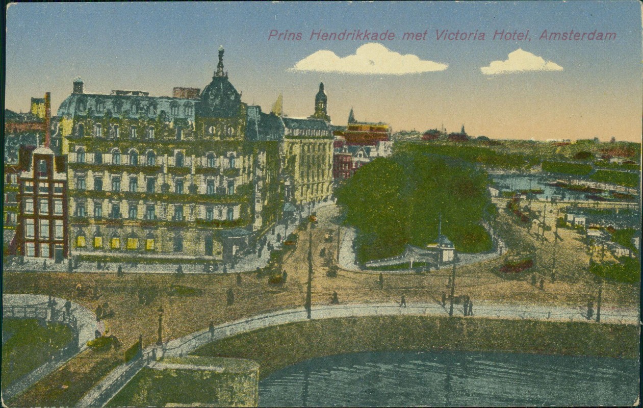 vergrößern: Bildseite historische Ansichtskarte von 1914: Prins Hendrikkade met Victoria Hotel:: Amsterdam