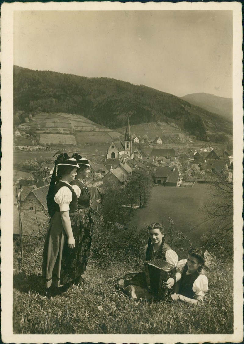 vergrößern: Bildseite historische Ansichtskarte von 1952: Partie an der Stadt Frauen in Tracht Akkordion:: Glottertal