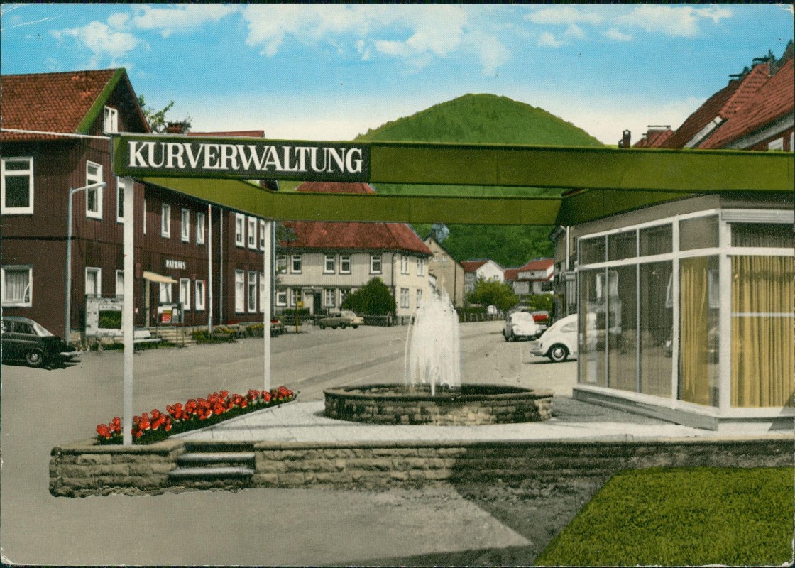 vergrößern: Bildseite historische Ansichtskarte von 1974: Straßenpartie an der Kurverwaltung:: Wieda (Harz)