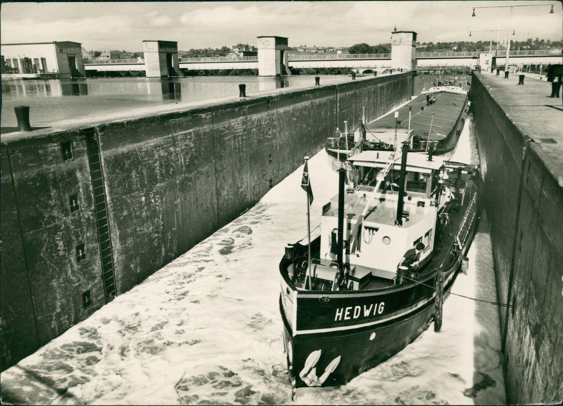 zoom: Image side vintage Postcard from 1967: NECKARSTAUSTUFE Schleppschiff Fotokarte:: Lauffen