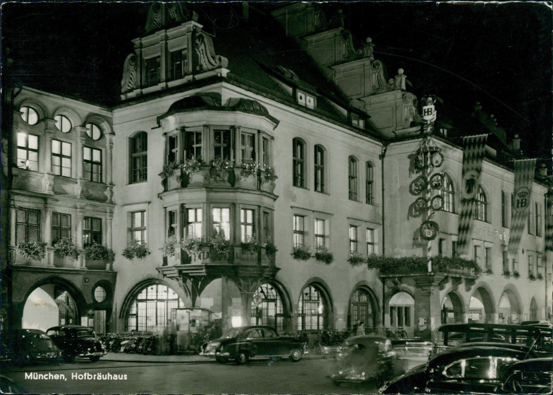 vergrößern: Bildseite historische Ansichtskarte von 1961: Hofbräuhaus bei Nacht Autos:: München