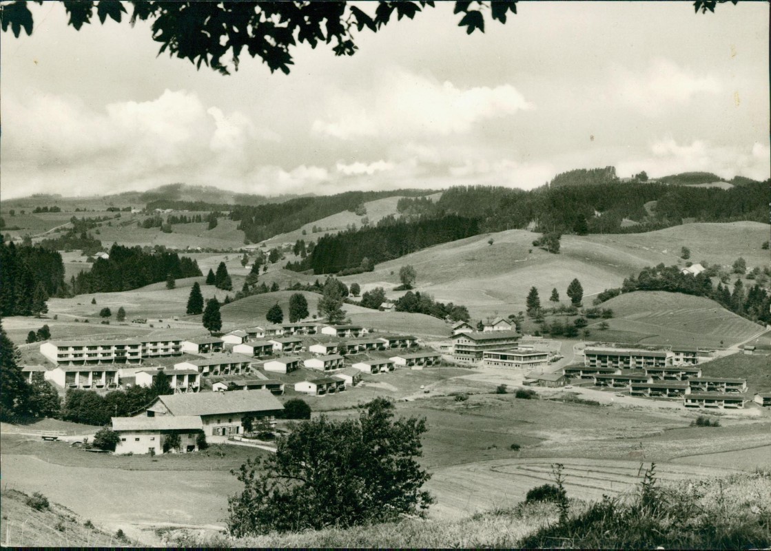 vergrößern: Bildseite historische Ansichtskarte von 1964: Feriendorf WOLFSRIED:: Oberstaufen