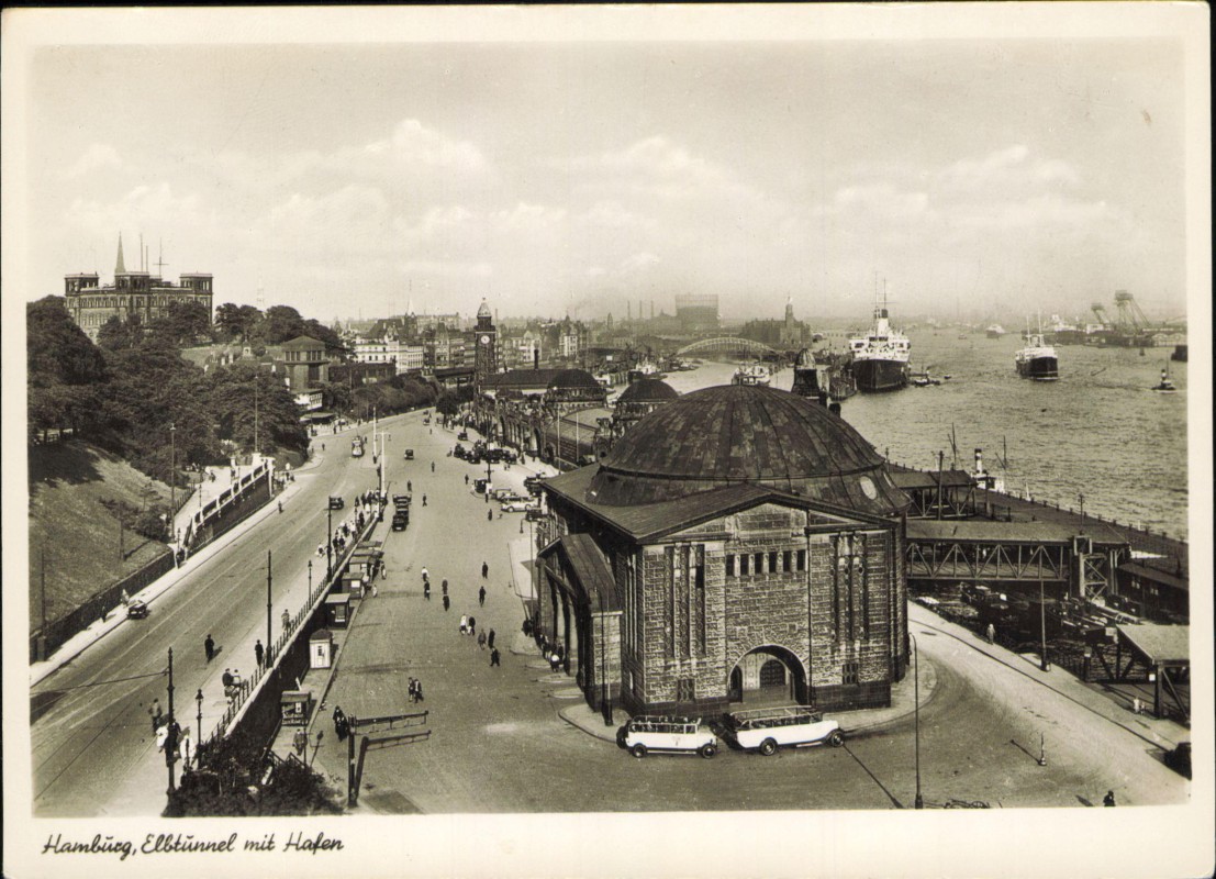 vergrößern: Bildseite historische Ansichtskarte von 1952: Elbtunnel mit Hafen, Überseeschiffe:: St. Pauli-Hamburg