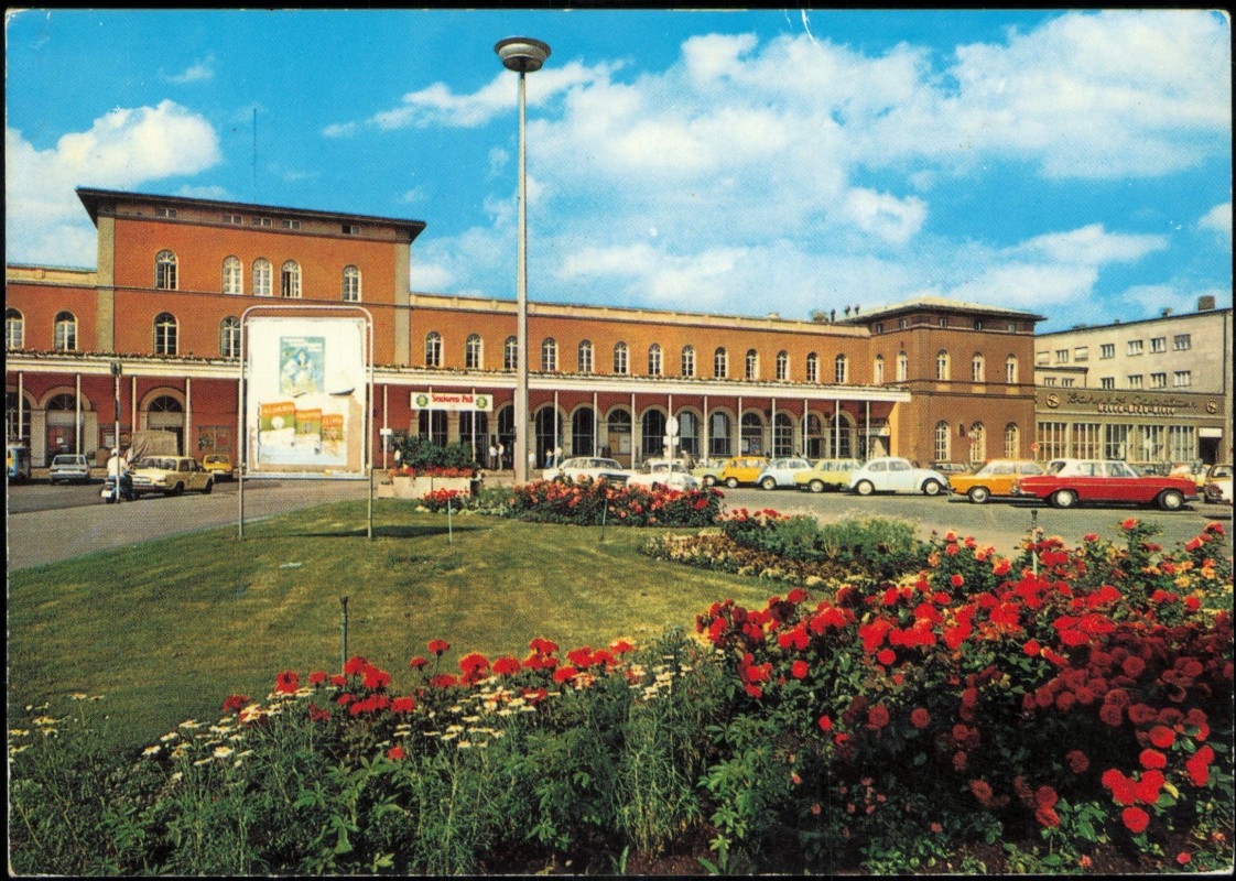 vergrößern: Bildseite historische Ansichtskarte von 1977: Bahnhof Autos:: Augsburg