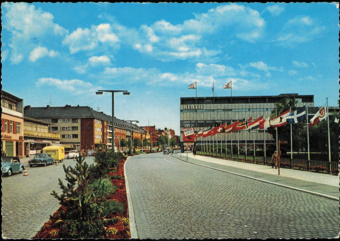 vergrößern: Bildseite historische Ansichtskarte von 1965: Stadtmitte Hertie Kaufhaus Mercedes mit Wohnwagen:: Münster (Westfalen)