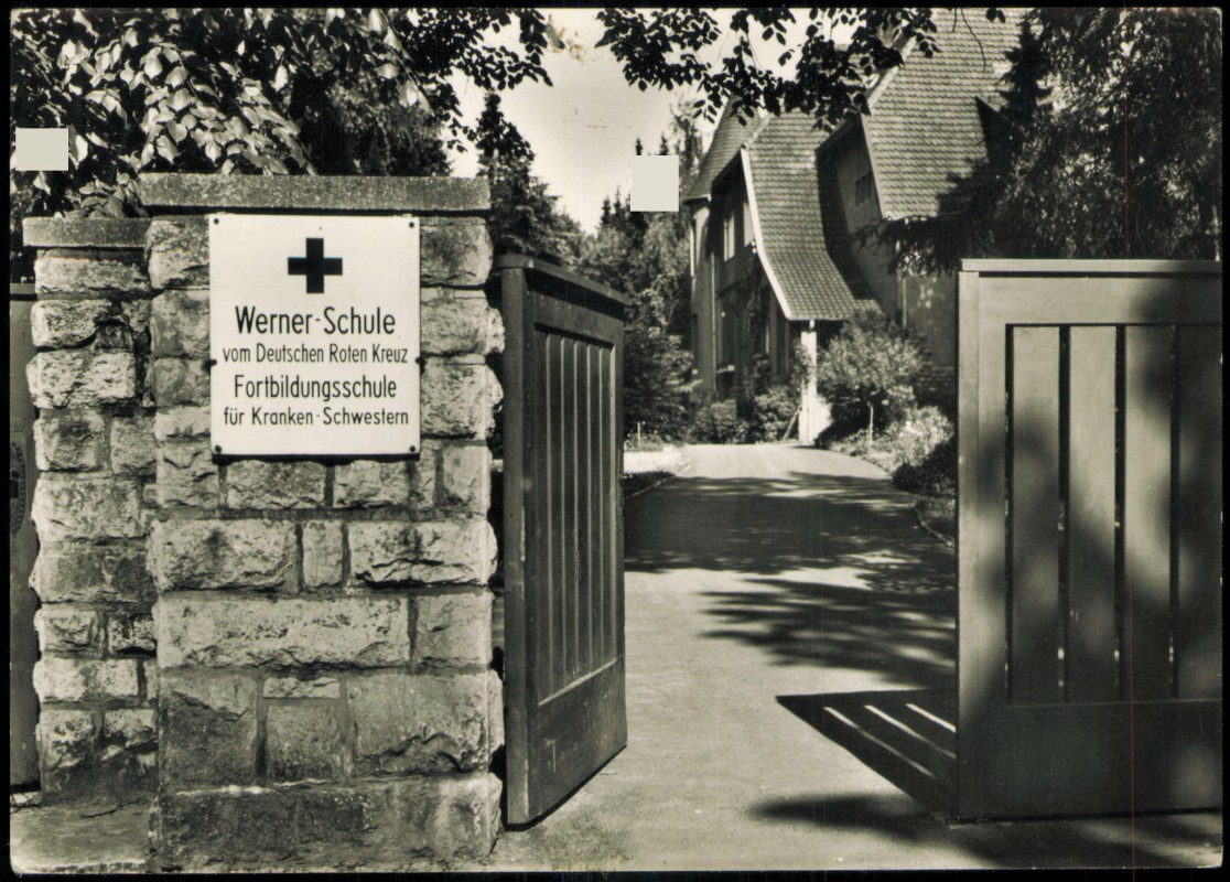 vergrößern: Bildseite historische Ansichtskarte von 1965: Werner Schule vom Roten Kreuz Eingang:: Göttingen