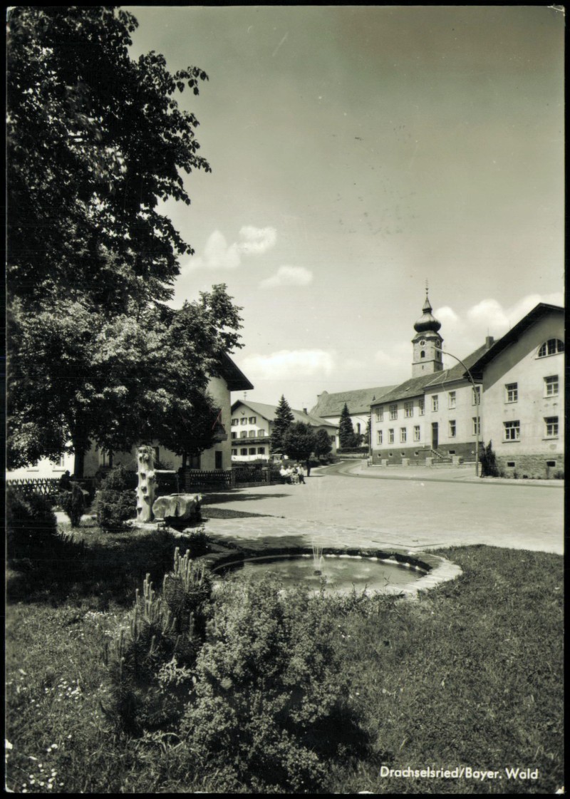 vergrößern: Bildseite historische Ansichtskarte von 1970: Straßenpartie Brunnen Fotokarte:: Drachselsried