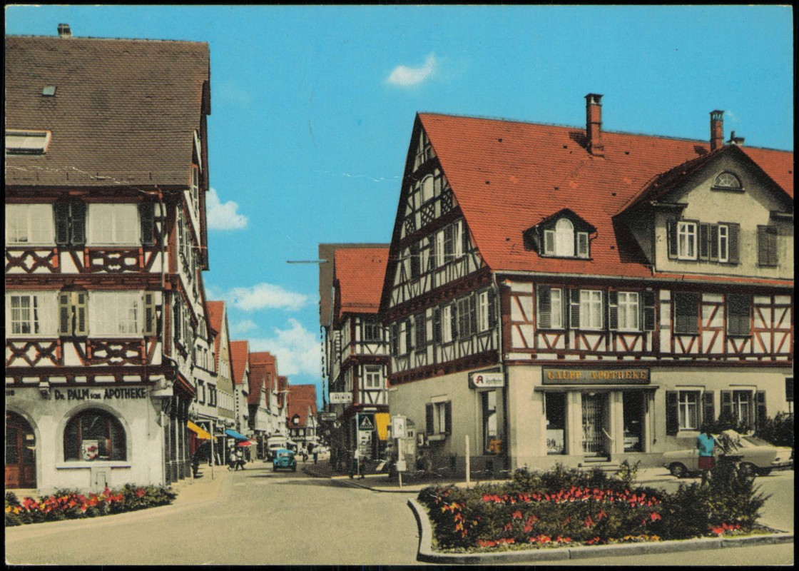 vergrößern: Bildseite historische Ansichtskarte von 1973: Straßenszene Apotheken:: Schorndorf