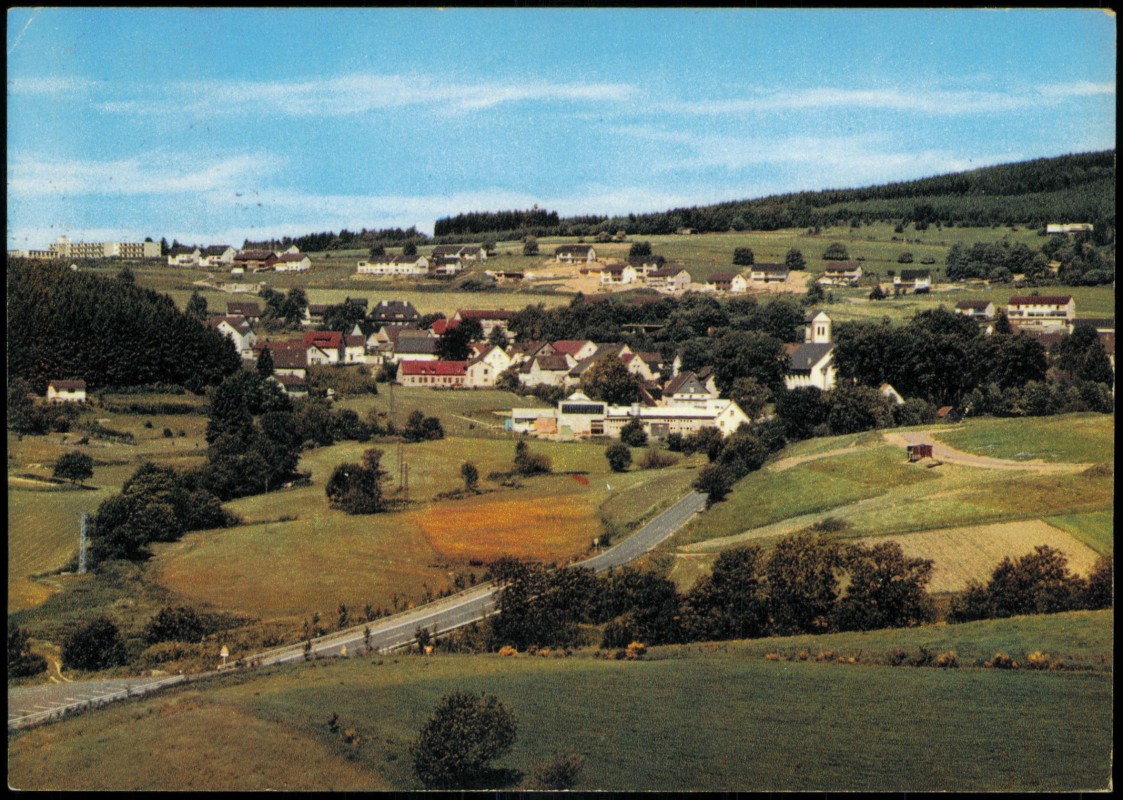 zoom: Image side vintage Postcard from 1972: Straßenpartie zur Stadt:: Valbert-Meinerzhagen