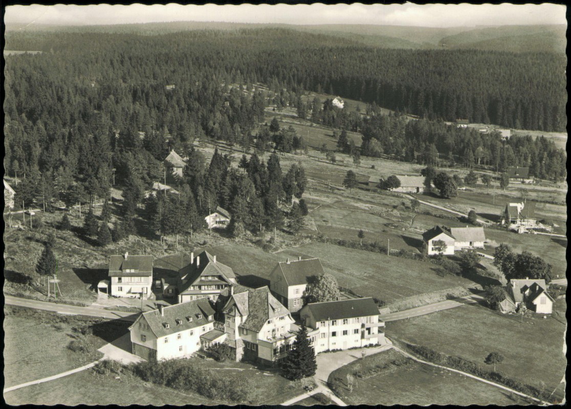 vergrößern: Bildseite historische Ansichtskarte von 1963: Luftbild Gasthaus und Pension zum Schwarzwald:: Kniebis-Freudenstadt