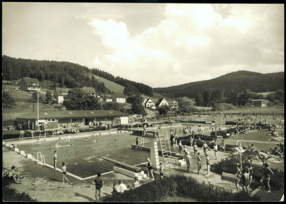 vergrößern: Bildseite historische Ansichtskarte von 1977: Partie im Schwimmbad Sprungturm:: Bad Laasphe