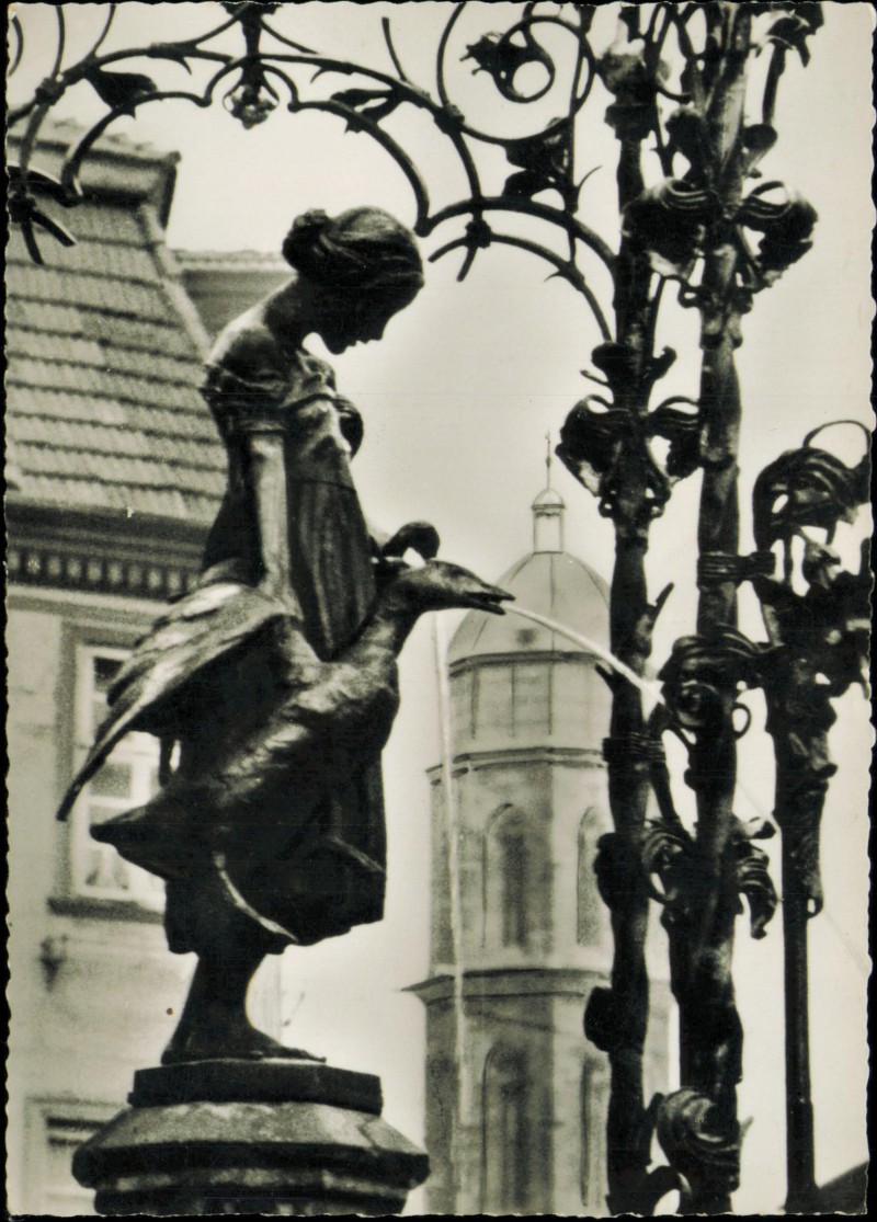 vergrößern: Bildseite historische Ansichtskarte von 1955: Gänseliesel-Brunnen - Fotokarte:: Göttingen