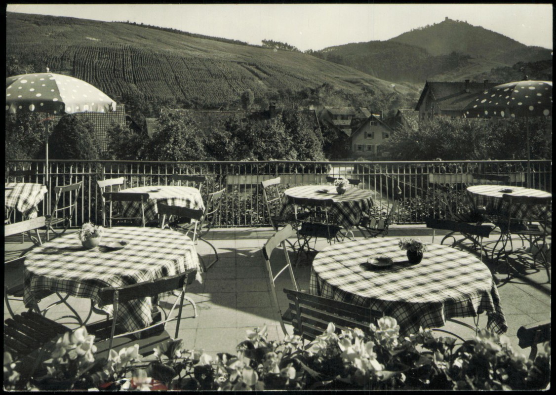 vergrößern: Bildseite historische Ansichtskarte von 1969: Terrasse mit Blick gegen die Yburg:: Neuweier-Baden-Baden