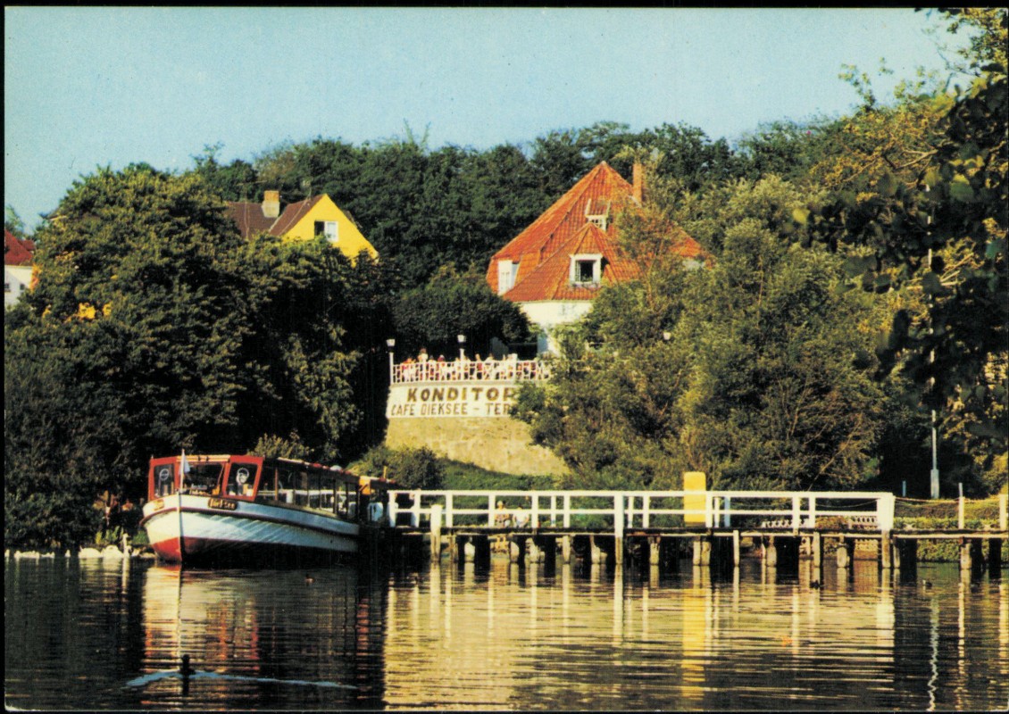 vergrößern: Bildseite historische Ansichtskarte von 1978: Cafe Dieksee Boot und Anlegestelle:: Bad Malente-Gremsmühlen-Malente