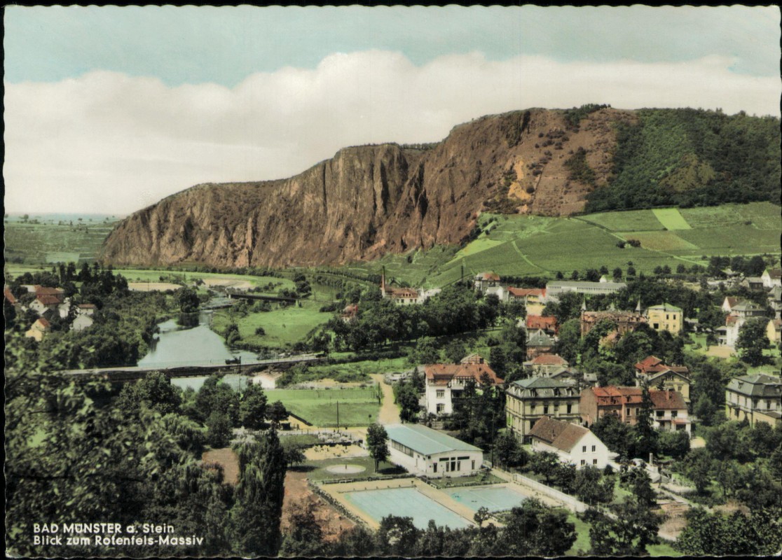 vergrößern: Bildseite historische Ansichtskarte von 1959: Blick zum Rotenfels-Massiv Schwimmbad:: Bad Münster am Stein-Ebernburg