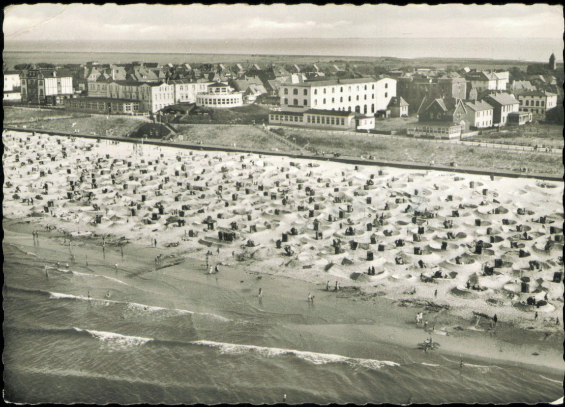 vergrößern: Bildseite historische Ansichtskarte von 1956: Luftbild Strand Hotel aus der Möwenschau:: Wangerooge