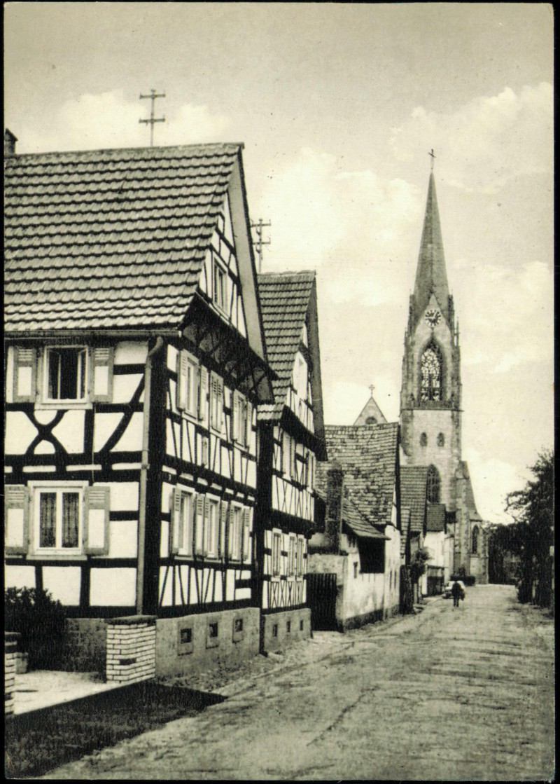 vergrößern: Bildseite historische Ansichtskarte von 1985: Straßenpartie an der Kirche:: Muggensturm