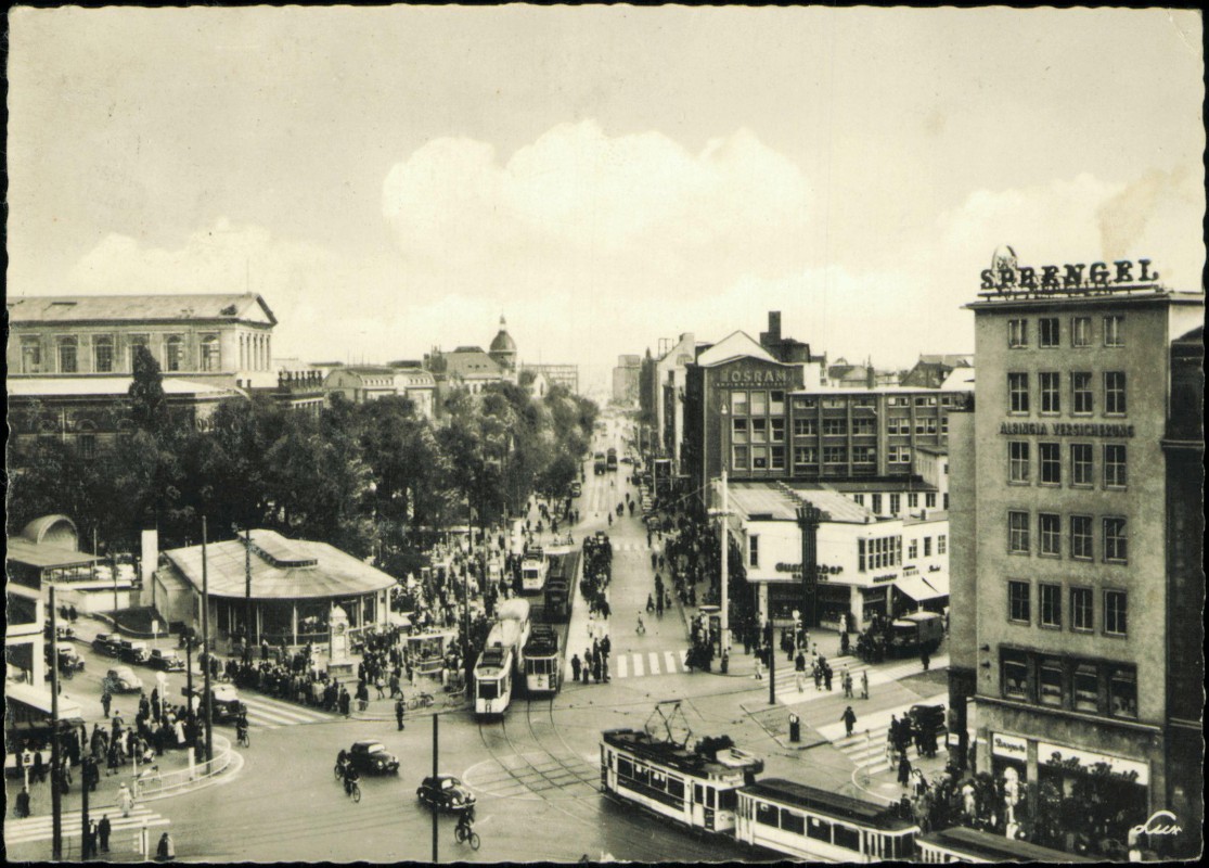 vergrößern: Bildseite historische Ansichtskarte von 1951: Am Kröpcke mit Blick in die Georgstraße:: Hannover