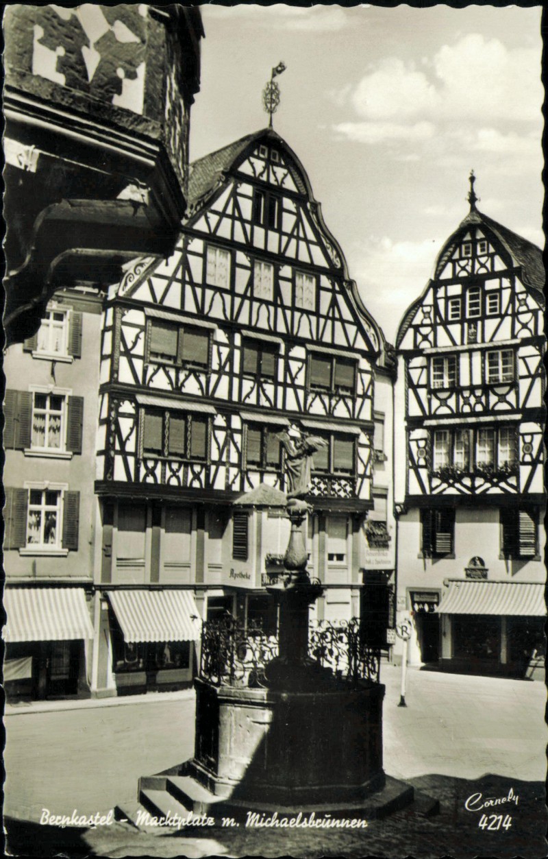 vergrößern: Bildseite historische Ansichtskarte von 1964: Marktplatz Brunnen:: Bernkastel-Kues