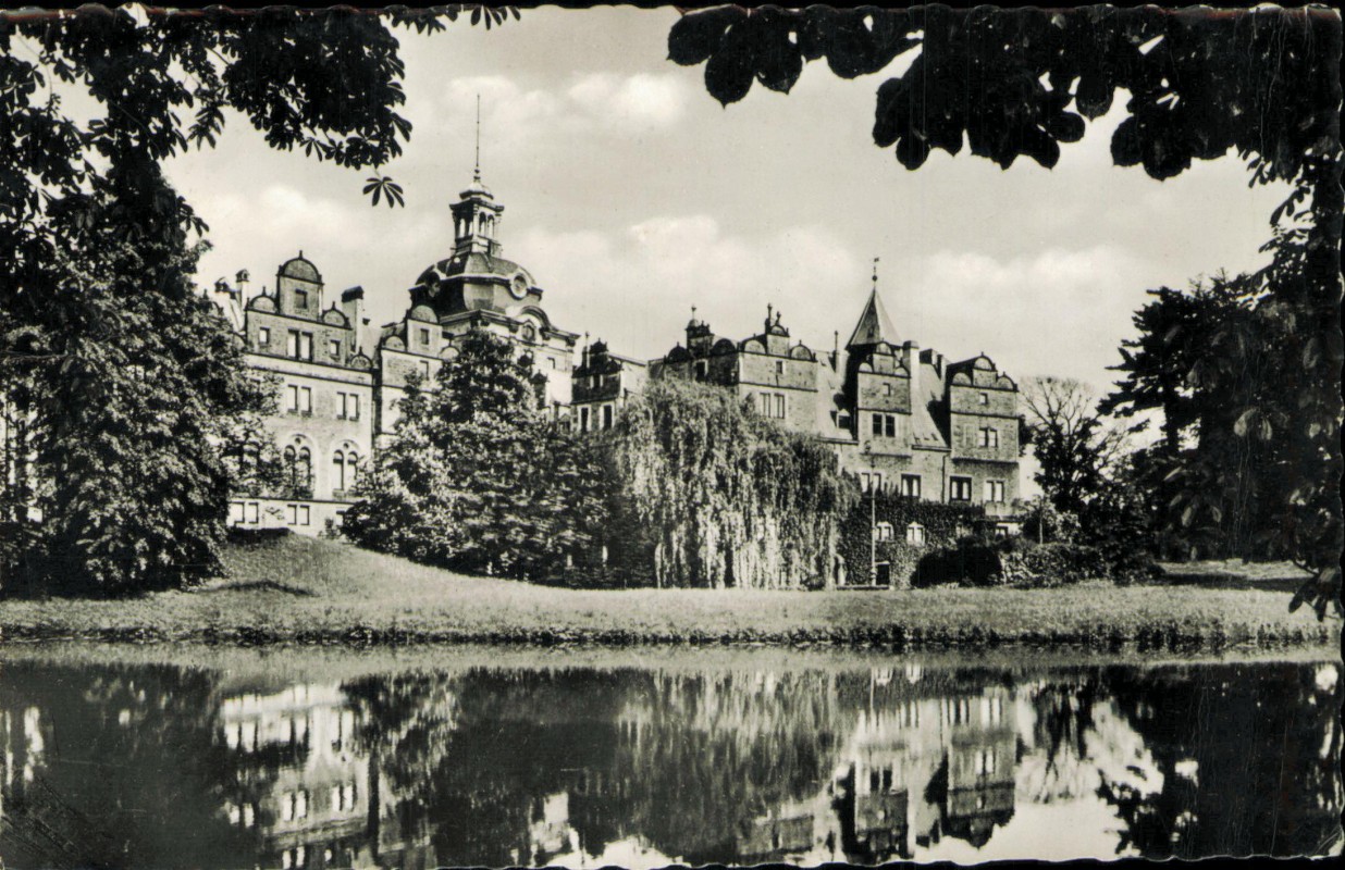 vergrößern: Bildseite historische Ansichtskarte von 1953: Fürstliches Schloss, Westansicht:: Bückeburg