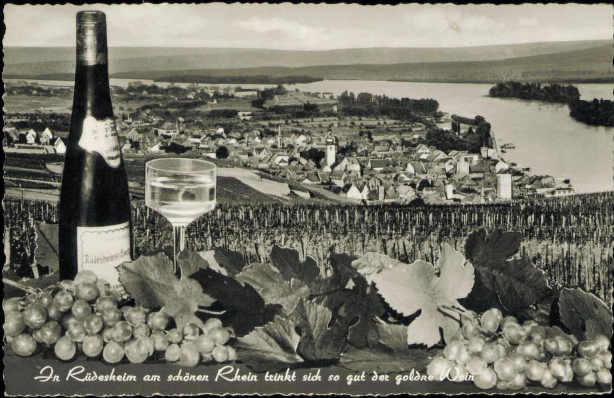 vergrößern: Bildseite historische Ansichtskarte von 1956: Totale - Weinflasche Fotomontage:: Rüdesheim (Rhein)