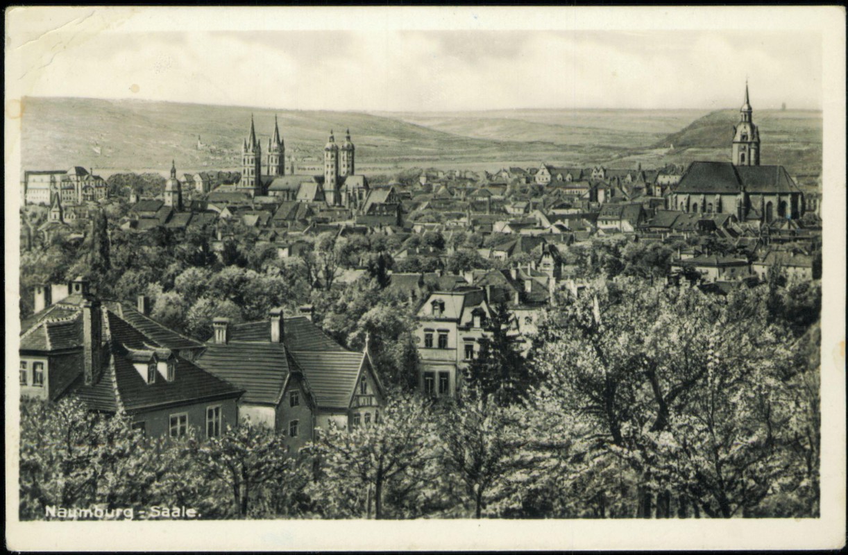 vergrößern: Bildseite historische Ansichtskarte von 1955: Blick über die Stadt:: Naumburg (Saale)
