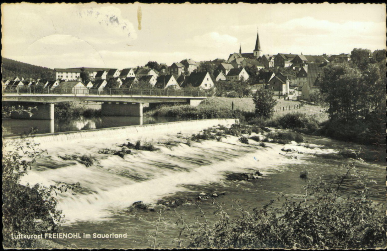 vergrößern: Bildseite historische Ansichtskarte von 1965: Stadtpartie Fluß Brücke:: Freienohl-Meschede