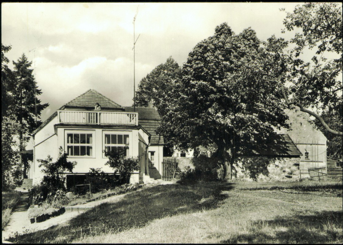 vergrößern: Bildseite historische Ansichtskarte von 1977: Kr. Neustrelitz Hans-Fallada-Haus:: Carwitz-Feldberger Seenlandschaft