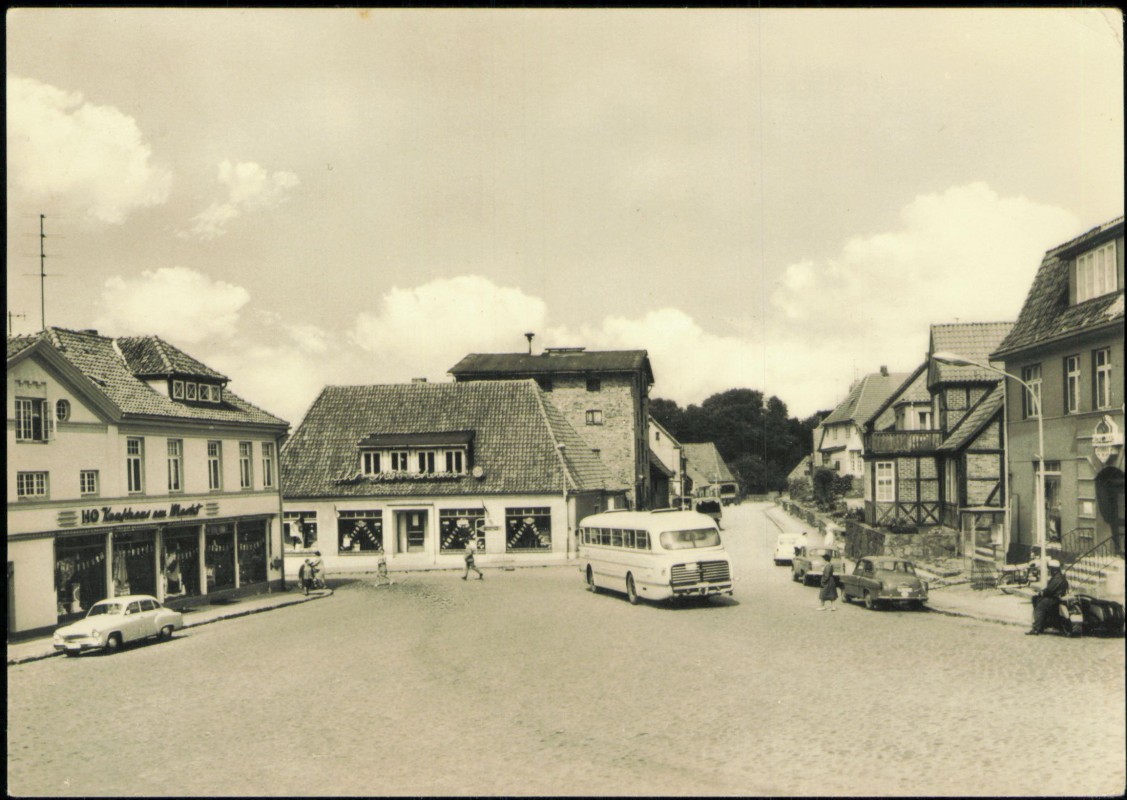 vergrößern: Bildseite historische Ansichtskarte von 1967: Marktplatz Bus Geschäft:: Klütz