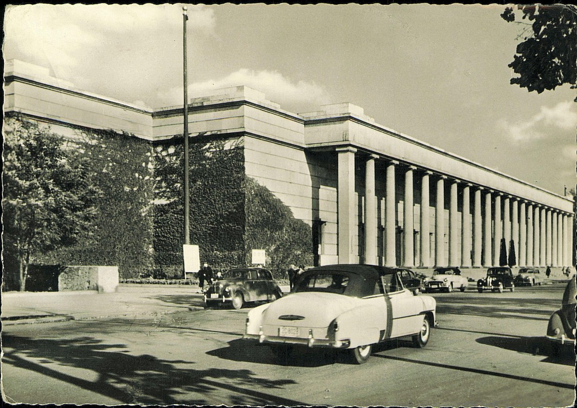 vergrößern: Bildseite historische Ansichtskarte von 1955: Haus der Deutschen Kunst Straßen-Ansicht alte Autos:: München