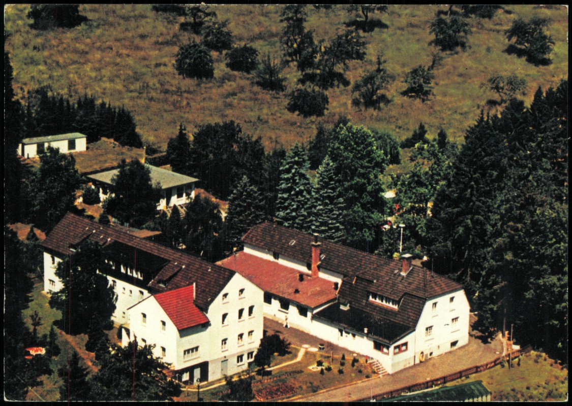 vergrößern: Bildseite historische Ansichtskarte von 1980: Luftaufnahme Luftbild Windeck Erholungsheim:: Herchen (Sieg)