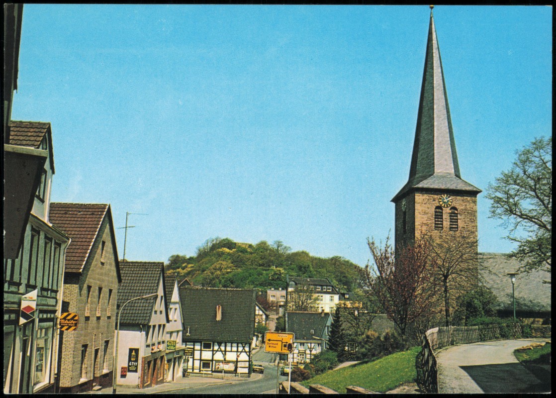 vergrößern: Bildseite historische Ansichtskarte von 1981: Hauptstraße mit ev. Kircheund Blick zum Schloßberg:: Volmarstein-Wetter (Ruhr)