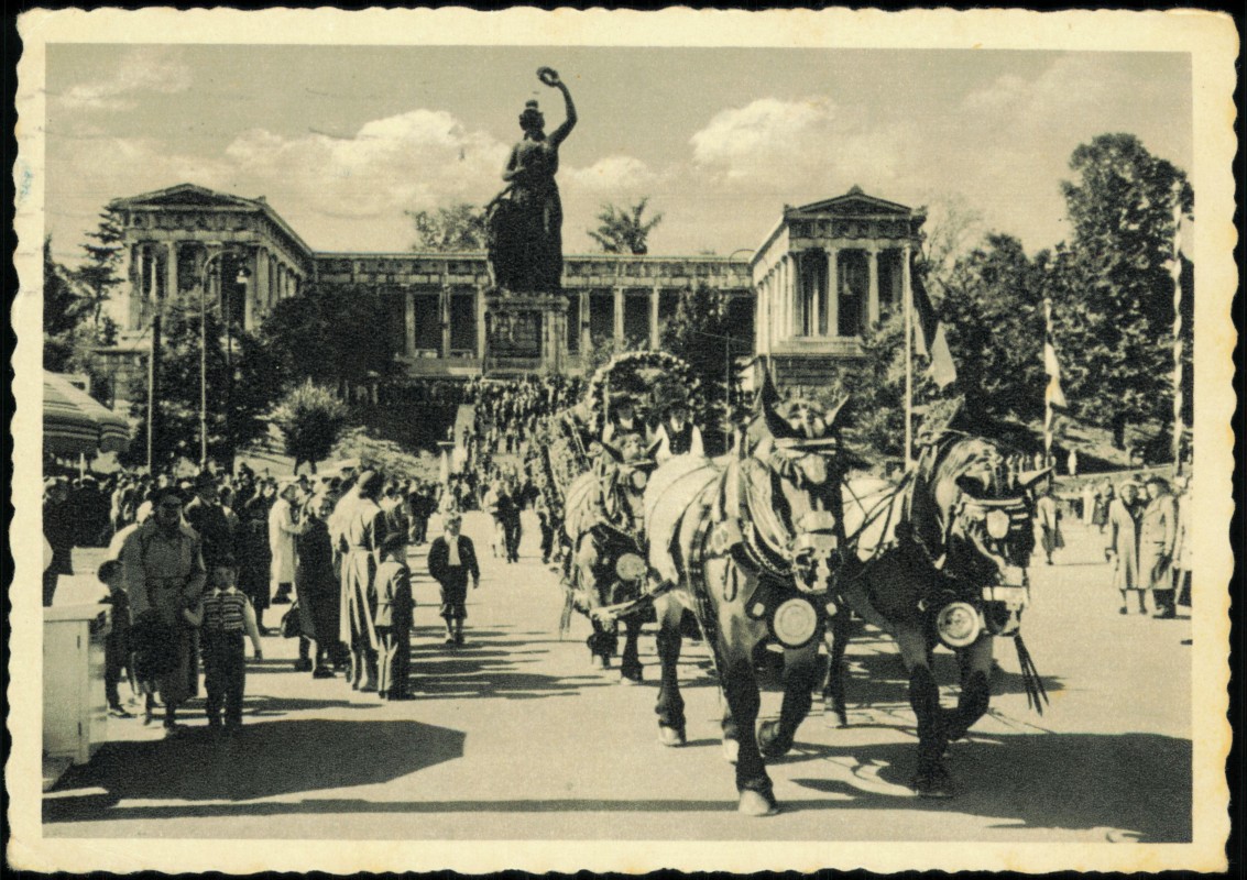 vergrößern: Bildseite historische Ansichtskarte von 1956: Bavaria mit Ruhmeshalle Oktoberfest Festwagen:: München