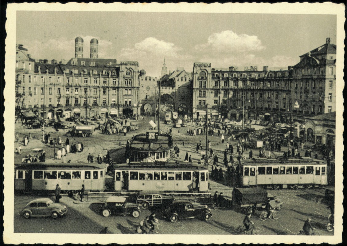 vergrößern: Bildseite historische Ansichtskarte von 1957: Karlsplatz Straßenbahn Autos VW Käfer:: München