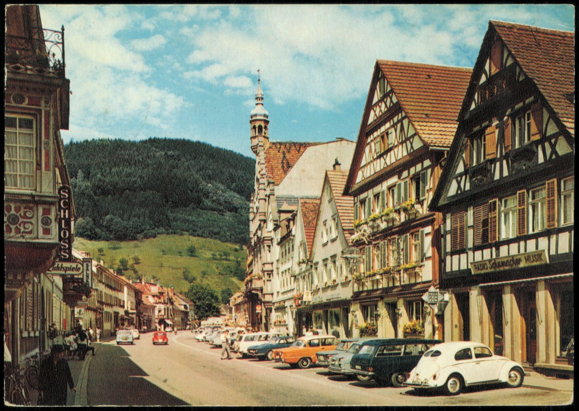 vergrößern: Bildseite historische Ansichtskarte von 1967: Straßenszene Geschäfte VW Käfer:: Wolfach (Schwarzwald)