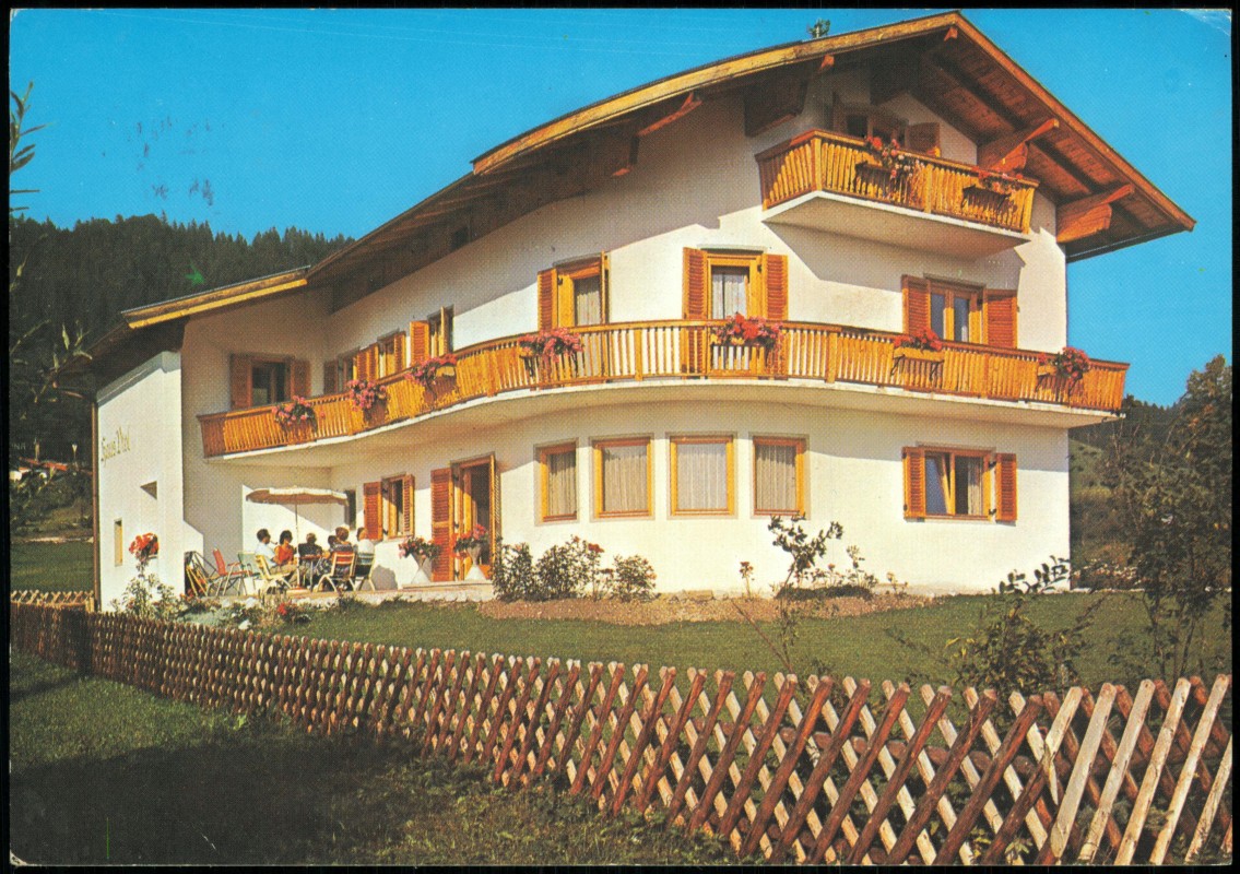 vergrößern: Bildseite historische Ansichtskarte von 1975: HAUS VIOL Gebäude-Ansicht:: Reit im Winkl