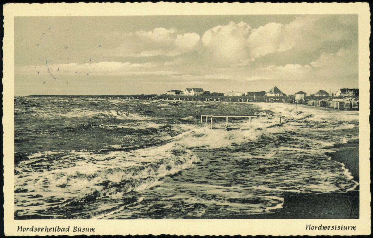 vergrößern: Bildseite historische Ansichtskarte von 1958: Wellenspiel bei Nordweststurm Strand:: Büsum