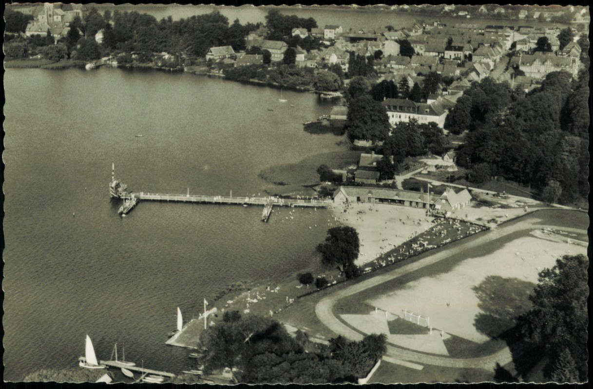 vergrößern: Bildseite historische Ansichtskarte von 1963: Luftbild Hafen Steg:: Ratzeburg