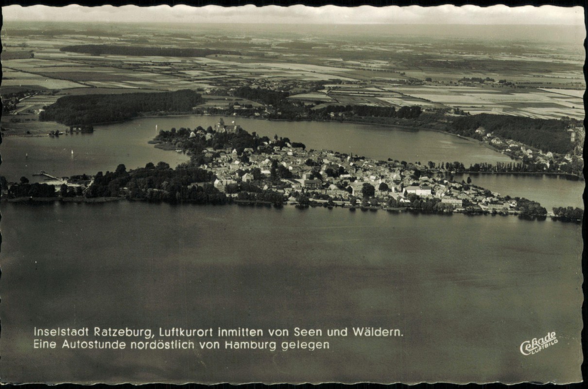 vergrößern: Bildseite historische Ansichtskarte von 1968: Luftbild Ort und Fernblick:: Ratzeburg
