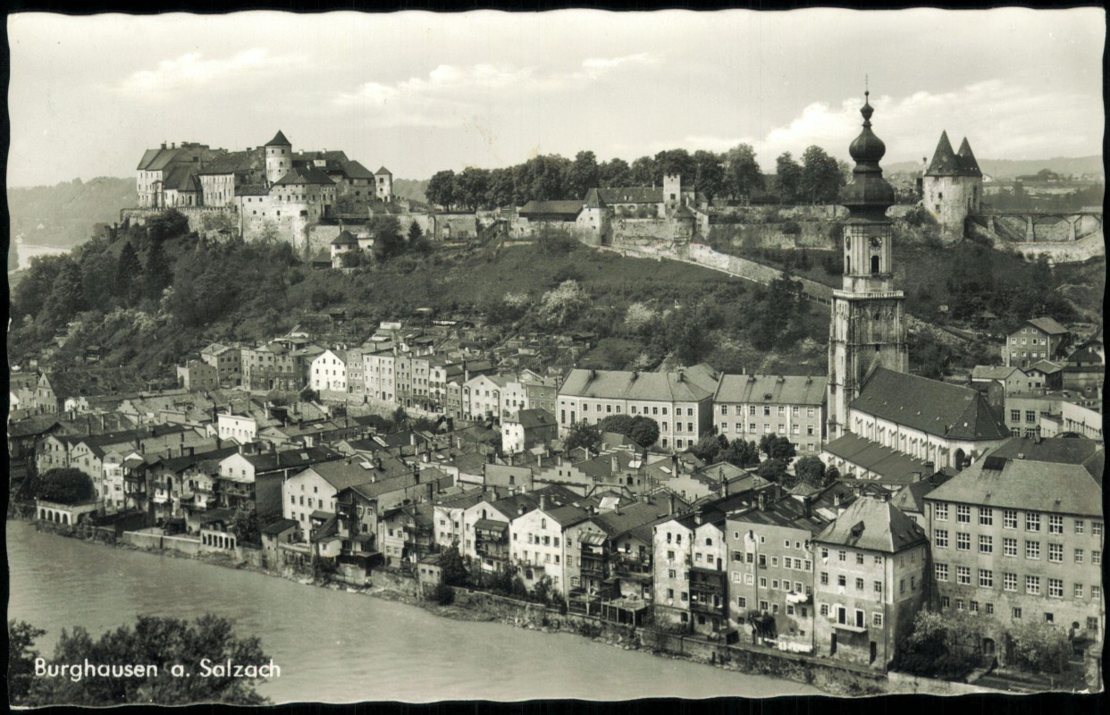 vergrößern: Bildseite historische Ansichtskarte von 1955: Panorama-Ansicht:: Burghausen a.d.S.