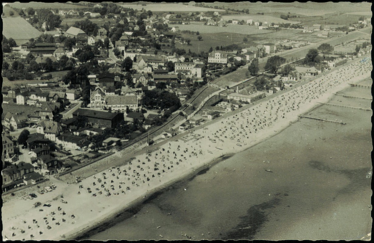 vergrößern: Bildseite historische Ansichtskarte von 1961: Luftbild Ostsee Strand v. Flugzeug aus:: Dahme (Holstein)