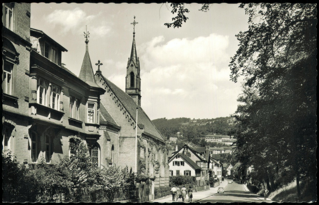 vergrößern: Bildseite historische Ansichtskarte von 1955: Bahnhofstraße mit der Kirche und dem Krankenhaus:: Calw