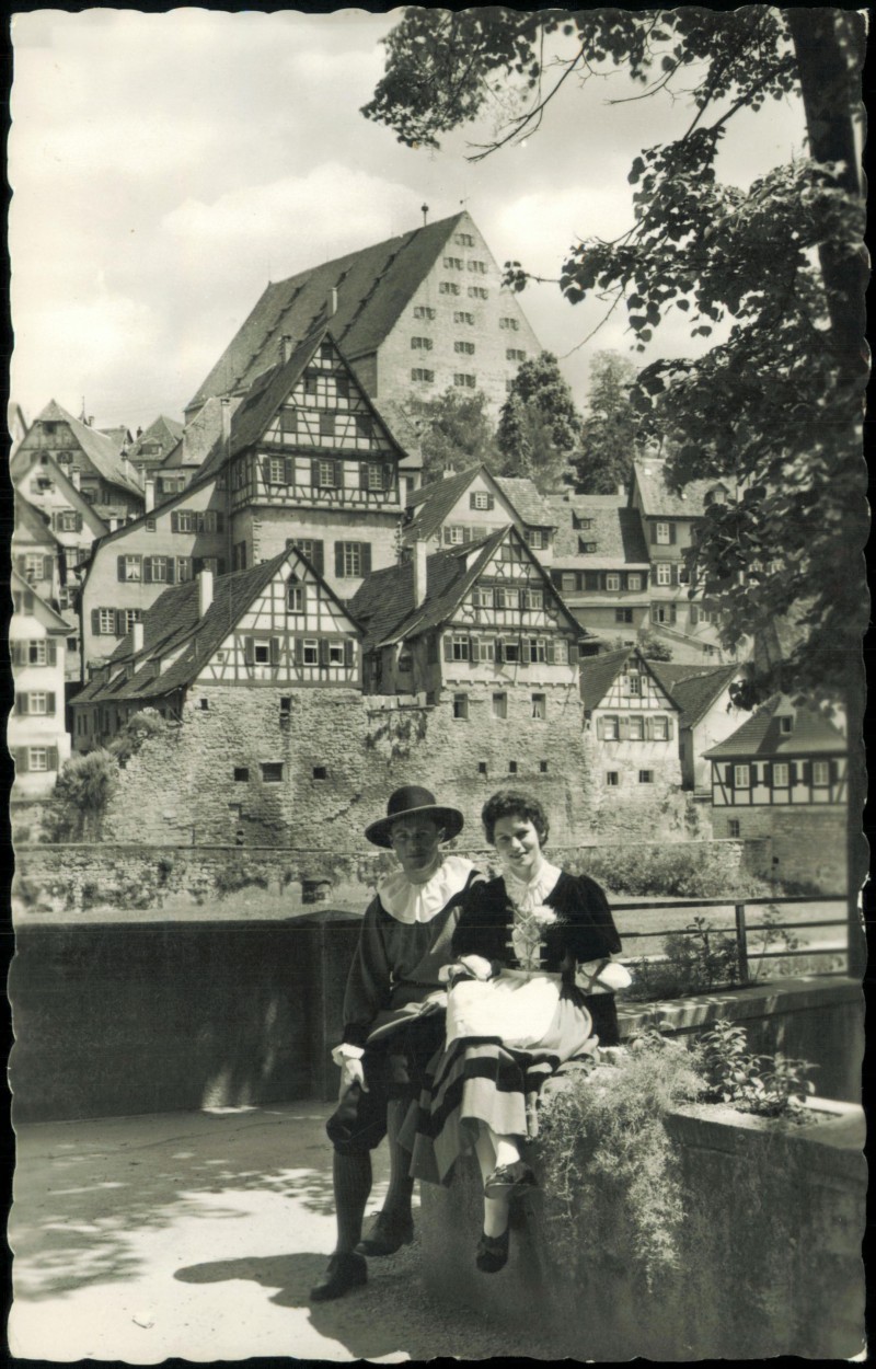 vergrößern: Bildseite historische Ansichtskarte von 1955: Mann und Frau vor Ortskulisse, Siedertänzer am Unterwöhrd:: Schwäbisch Hall