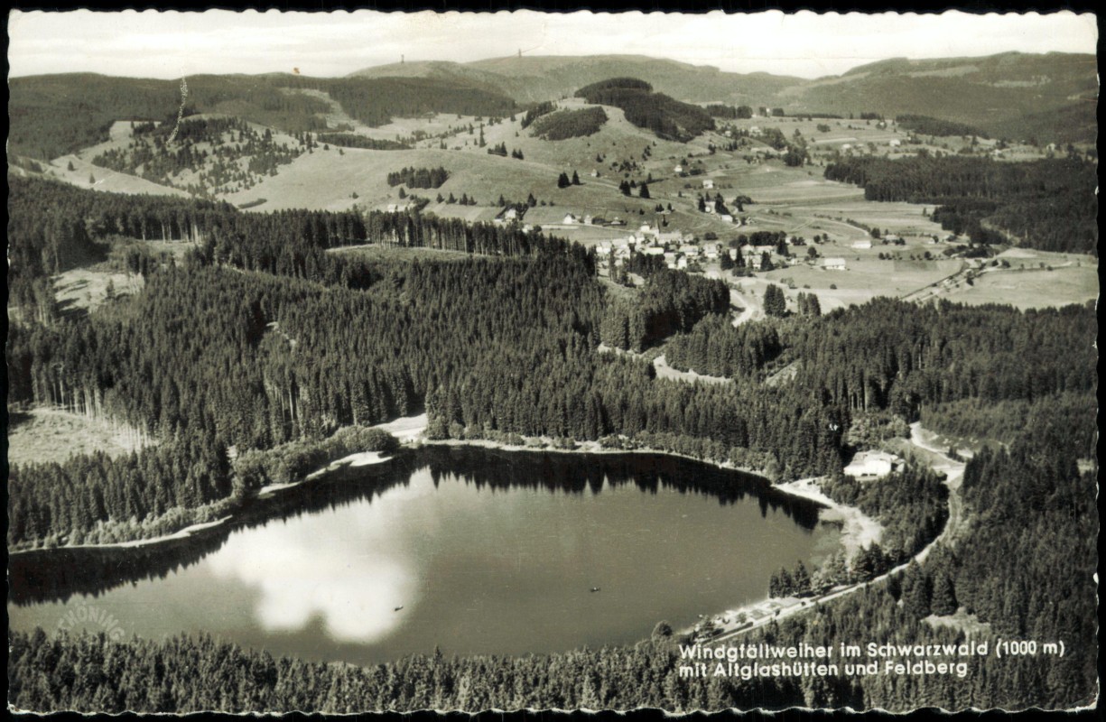 vergrößern: Bildseite historische Ansichtskarte von 1966: Luftbild Windgfällweiher im Schwarzwald:: Altglashütten-Feldberg (Schwarzwald)