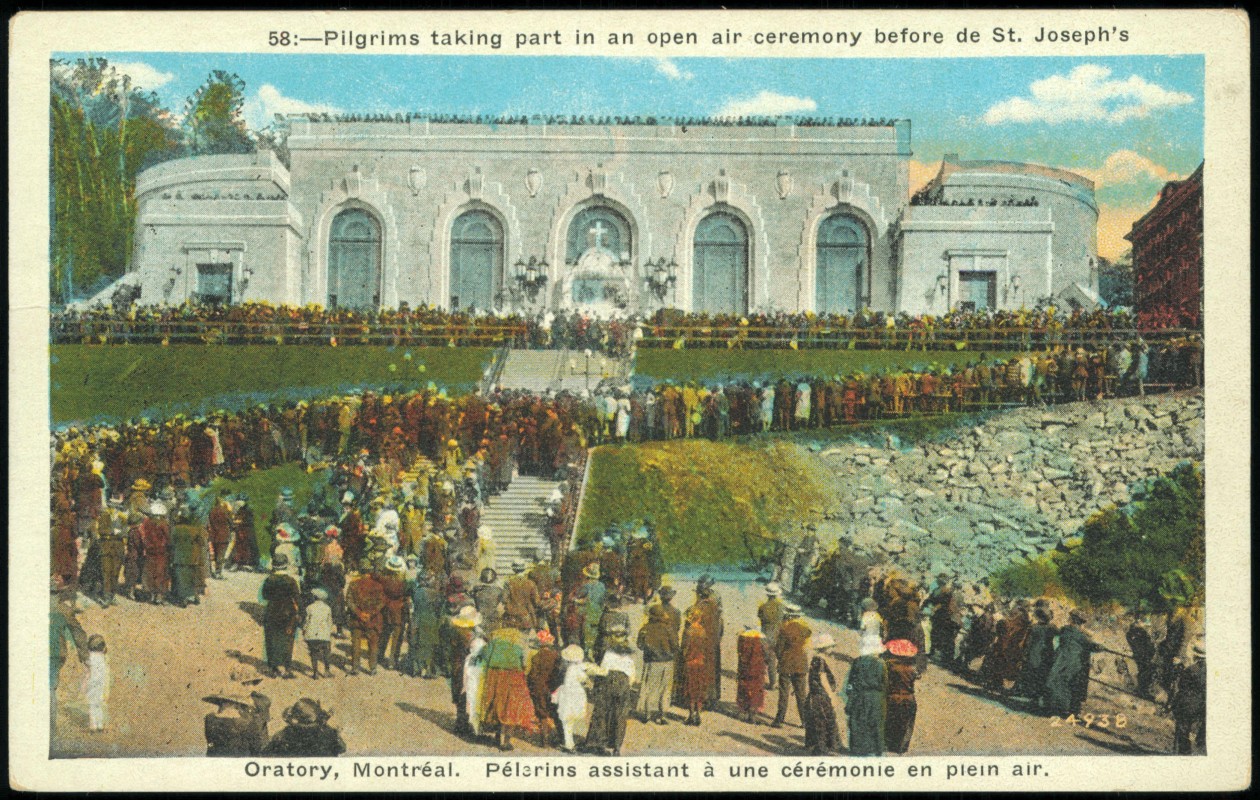 vergrößern: Bildseite historische Ansichtskarte von 1939: Oratory -Pélerins assistant à une cérémonie en plein air.:: Montreal