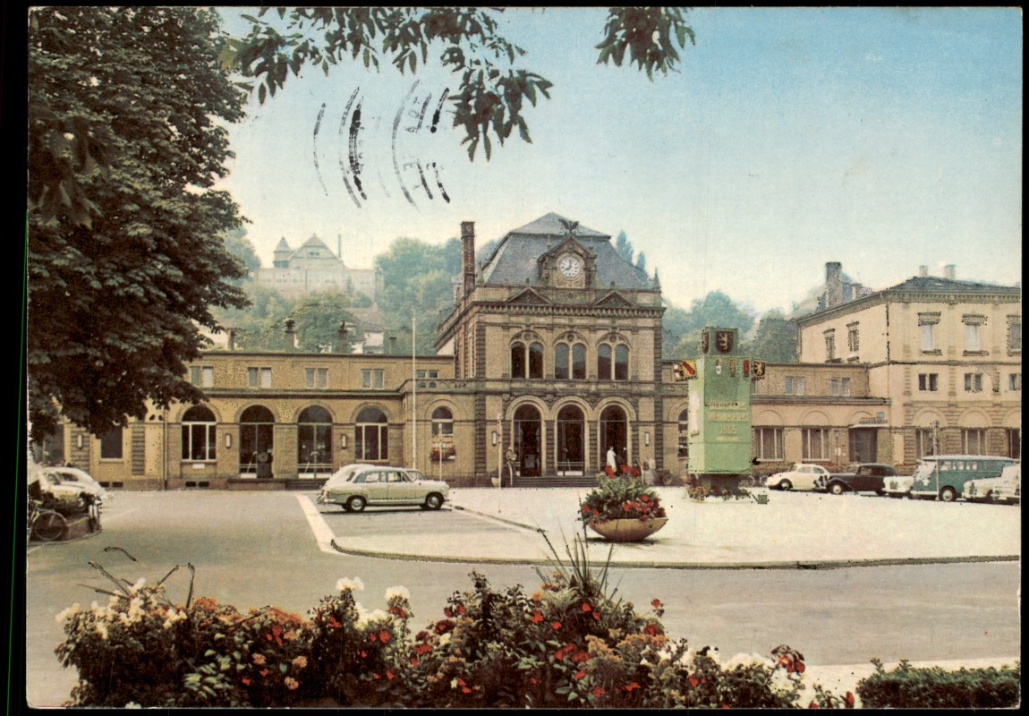 vergrößern: Bildseite historische Ansichtskarte von 1981: Bahnhof Auto Parkplatz Autos u.a. VW Käfer & Bulli:: Neustadt an der Weinstraße