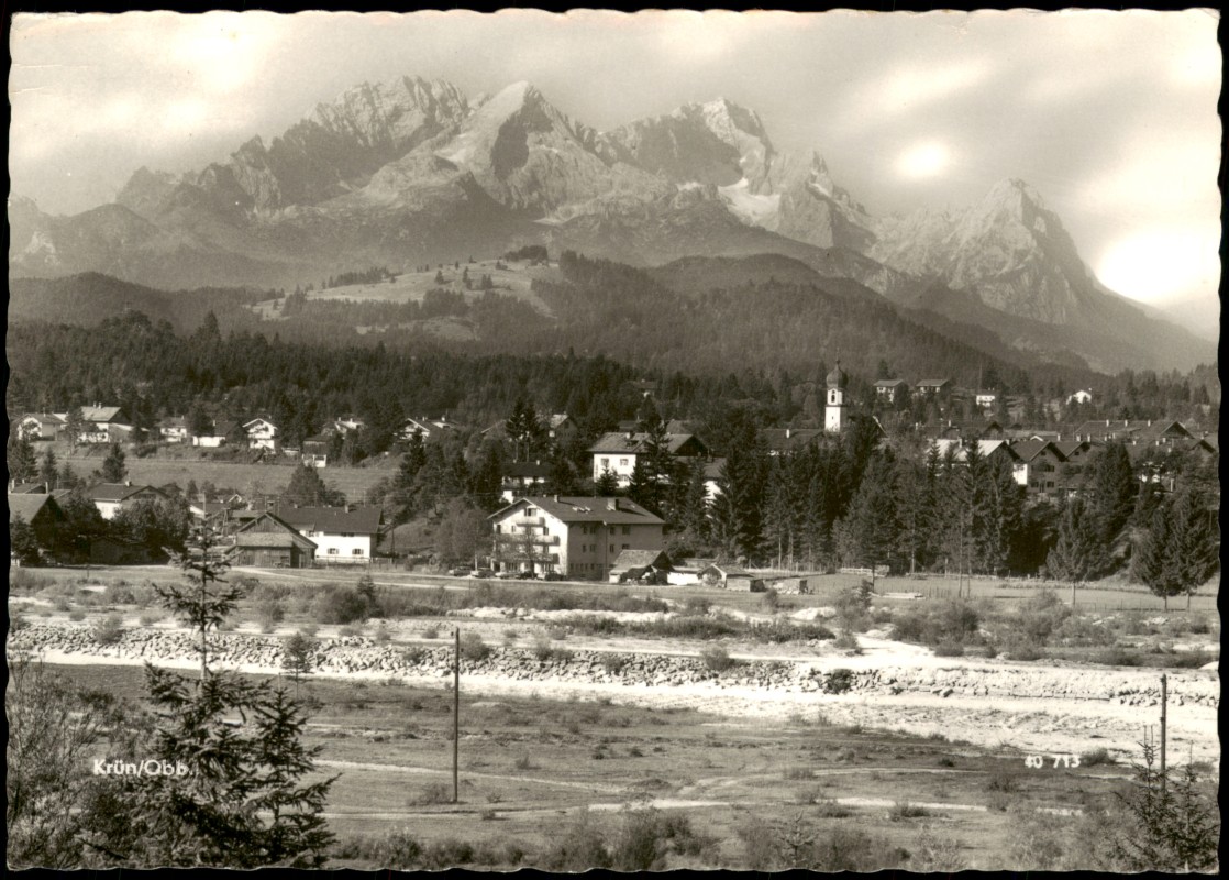 vergrößern: Bildseite historische Ansichtskarte von 1966: Ortsansicht mit Berg Alpen Panorama:: Krün