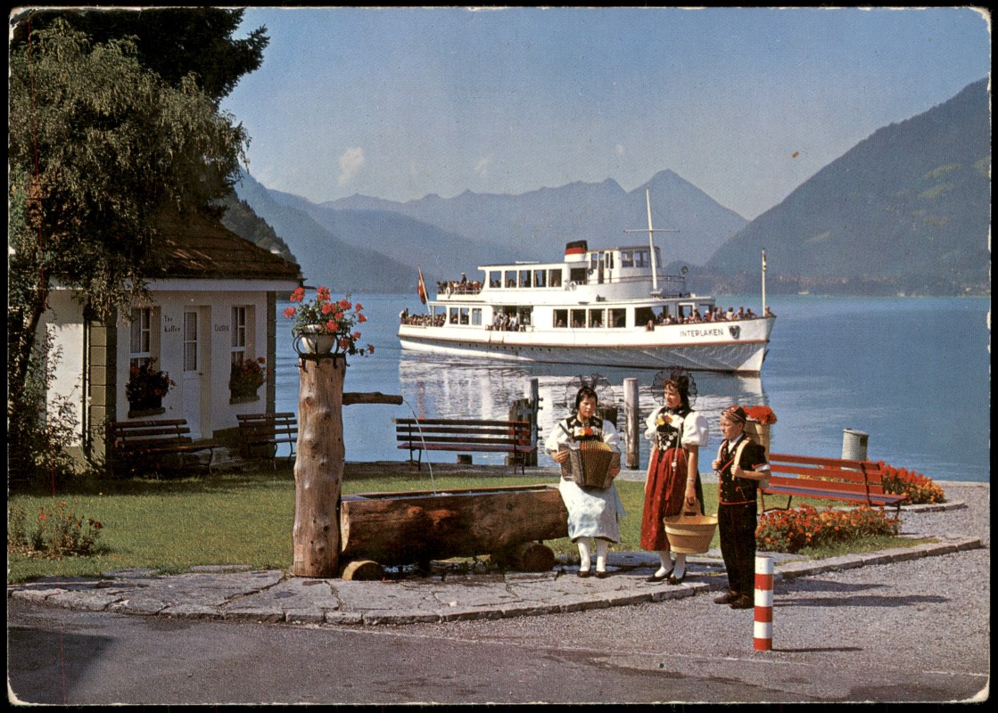 zoom: Image side vintage Postcard from 1967: Iseltwald am Brienzersee mit Berner Trachten und MS Interlaken::