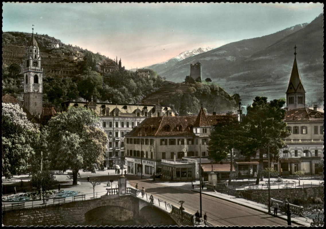 vergrößern: Bildseite historische Ansichtskarte von 1955: Panorama-Ansicht Teilansicht Brücke:: Meran